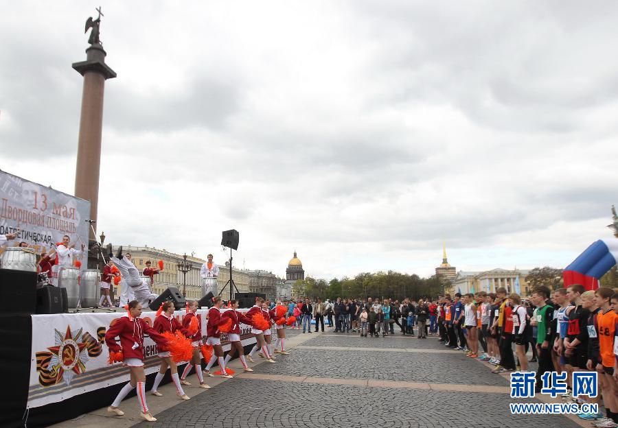 На фото: болельщики поддерживают конкурсантов перед Эрмитажем в Питере.