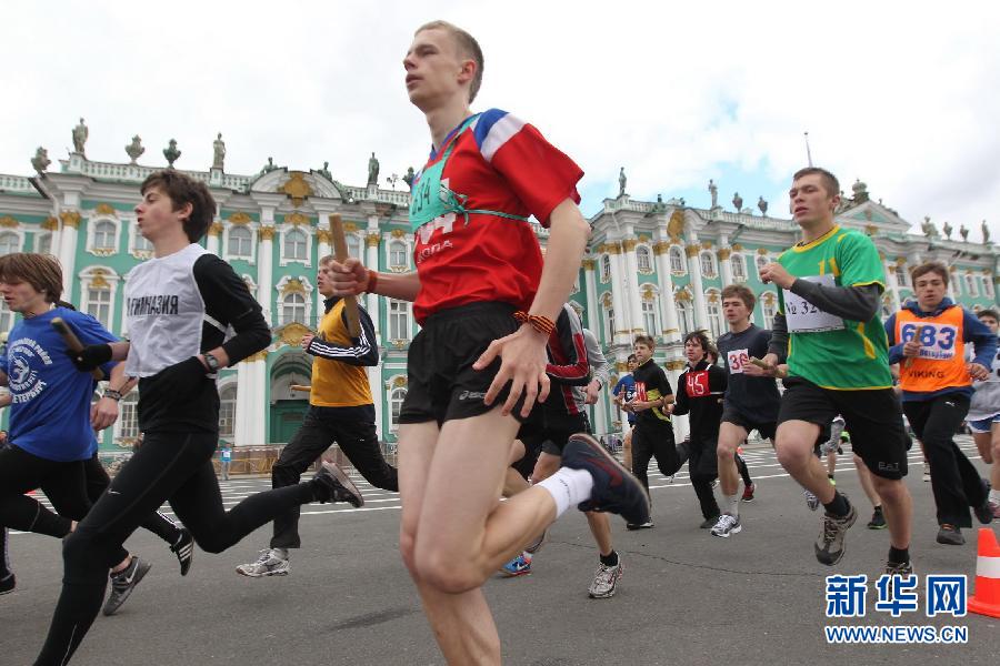 13 мая соревнования по бегу прошли в центре Санкт-Петербурга в честь 67-й годовщины победы в Великой Отечественной войне, пропагандируя патриотизм и здоровый образ жизни.