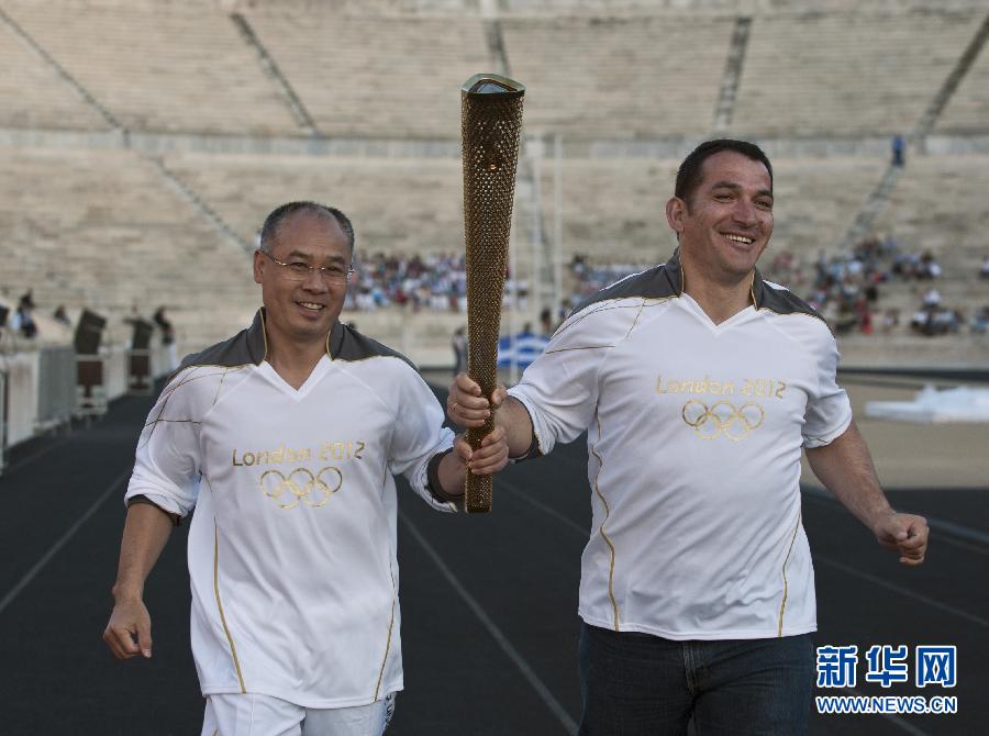 На фото: 16 мая, известный китайский гимнаст Ли Нин (слева) и греческий олимпийский чемпион по тяжелой атлетике Пиррос Димас репетируют на церемонии передачи Олимпийского огня.