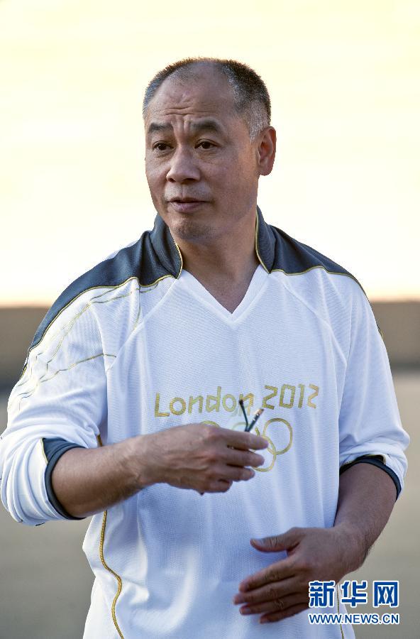 Ли Нин является единственным китайским факелоносцом в греческим этапе эстафеты Олимпийского огня. Он – бывшая спортивная звезда, 14 раз становился чемпионом мира, в общей сложности завоевал более 100 золотых медалей по гимнастике.