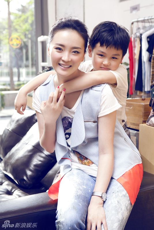 Известная телезвезда Ван Янь со своим сыном