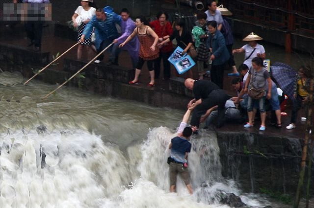 Турист упал в реку в древнем городке Фэнхуан, его спасли окружающие
