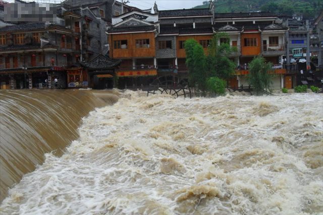 Турист упал в реку в древнем городке Фэнхуан, его спасли окружающие