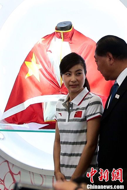 Продемонстрирована форма китайской спортивной делегации для церемонии награждения на Олимпиаде Лондона