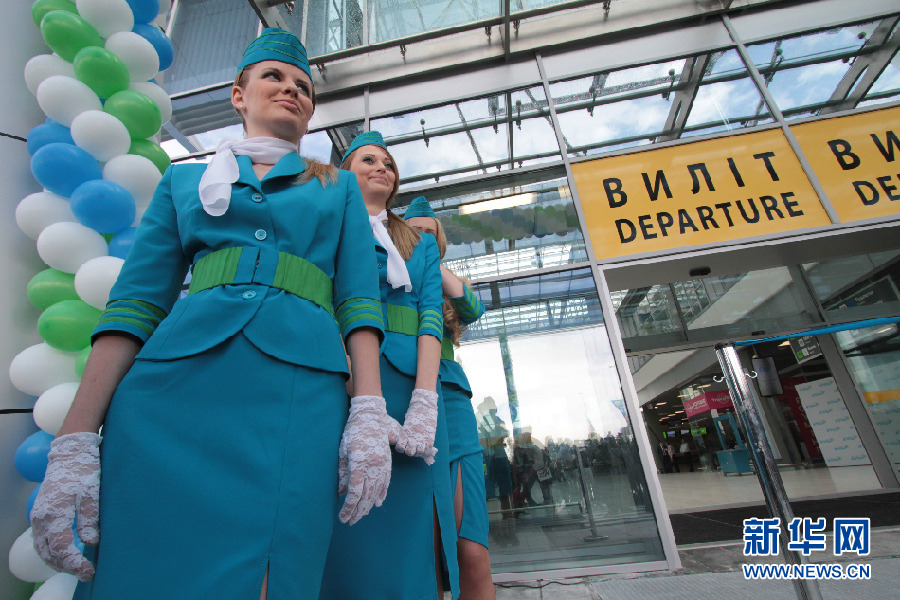 Красавицы-работники в новом терминале киевского аэропорта 2