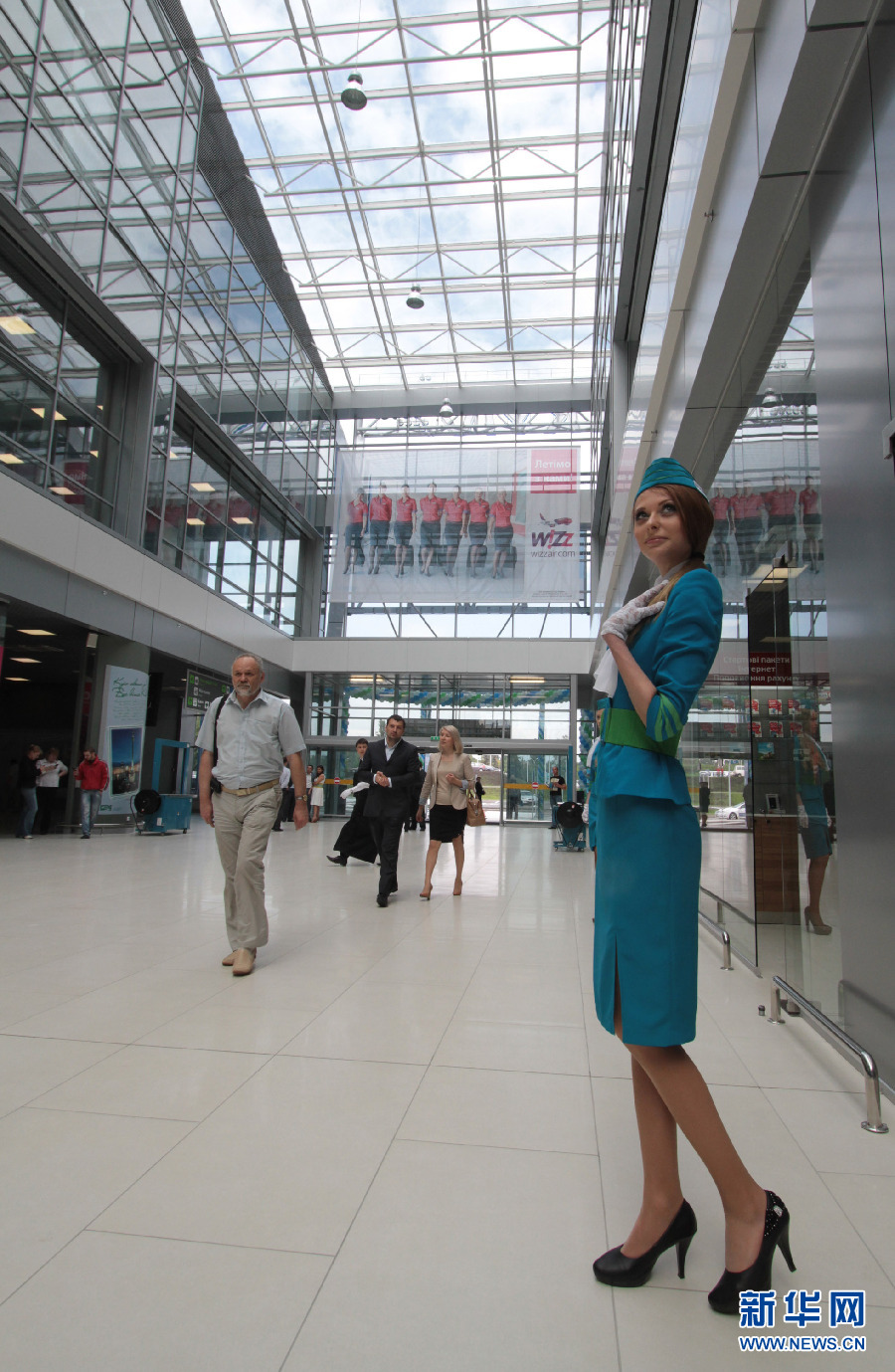 Красавицы-работники в новом терминале киевского аэропорта 4