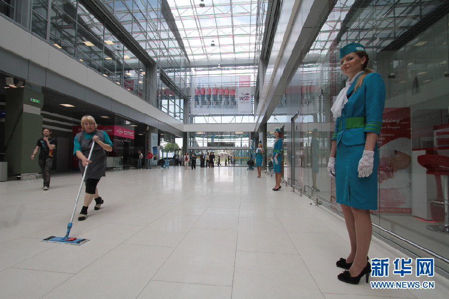 Красавицы-работники в новом терминале киевского аэропорта 5