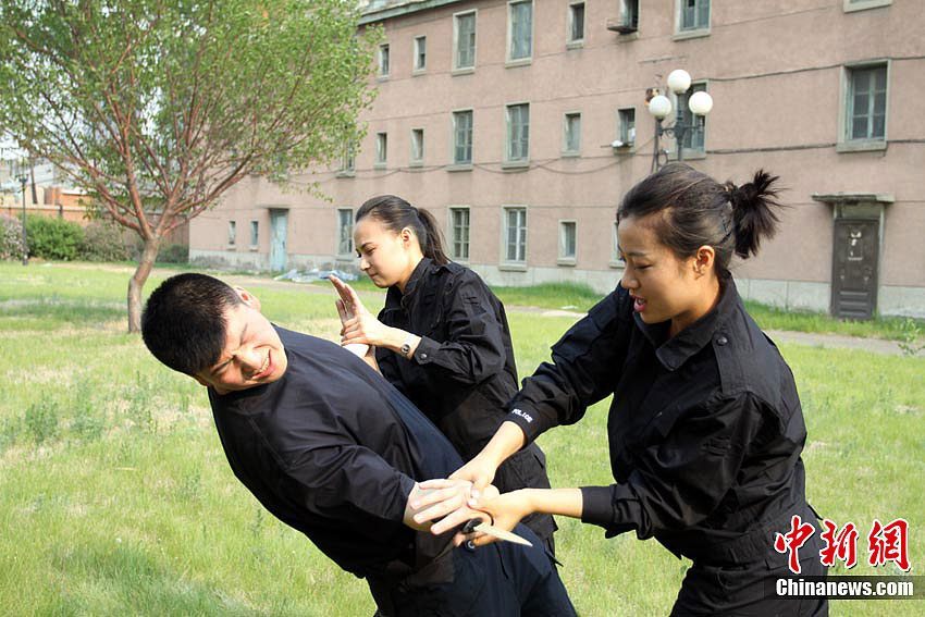 Первые женщины-сотрудники охраны авиационной безопасности в Северо-Восточном Китае провели тренировку