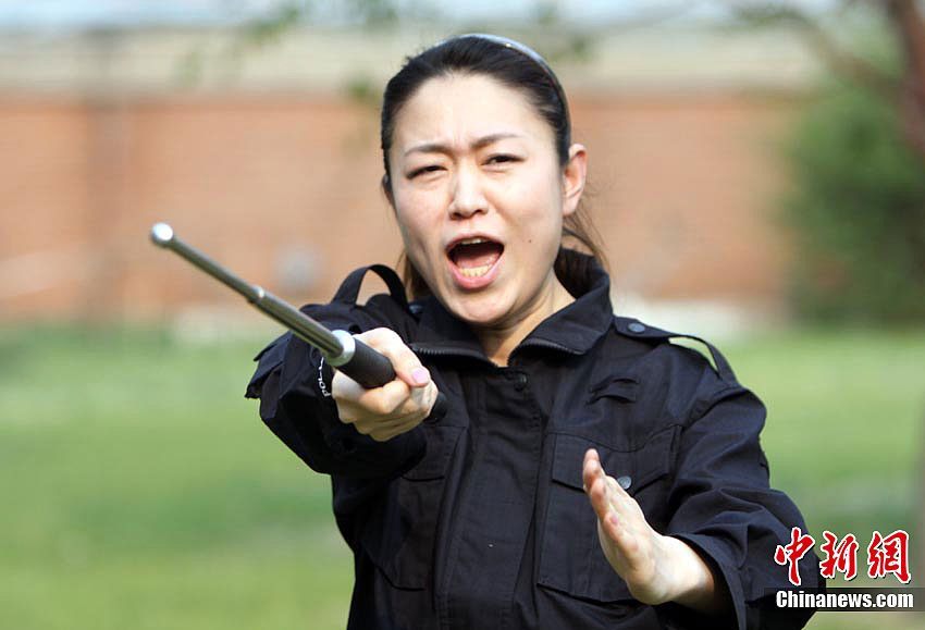 Первые женщины-сотрудники охраны авиационной безопасности в Северо-Восточном Китае провели тренировку