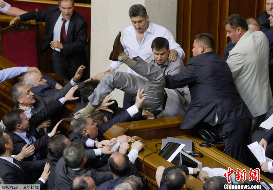 24 мая в Киеве между представителями правящей партии и оппозиции в парламенте произошла драка.