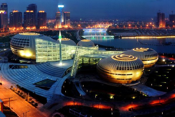 Панорама центрального бизнес-района в Чжэндунсиньцюе города Чжэнчжоу