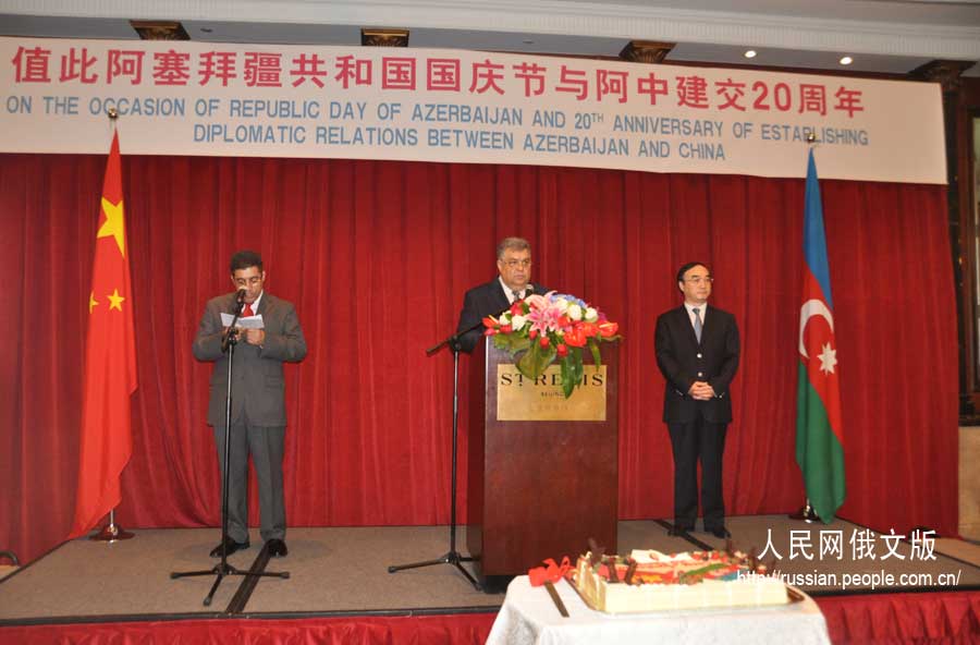 На торжестве, устроенном посольством Азербайджаном в Китае, выступили с речью посол Азербайджана в Китае Лятиф Гандилов и заместитель министра транспорта КНР Вэн Мэнюн.