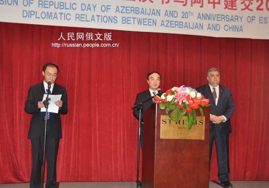 На торжестве, устроенном посольством Азербайджаном в Китае, выступили с речью посол Азербайджана в Китае Лятиф Гандилов и заместитель министра транспорта КНР Вэн Мэнюн.