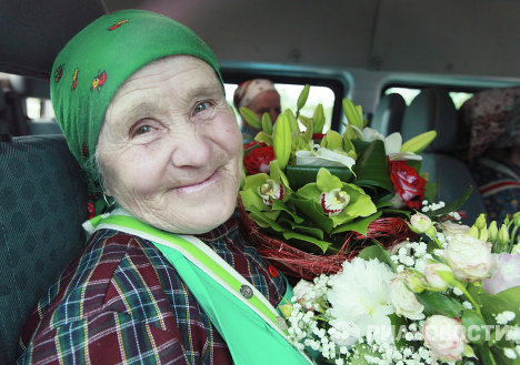 Участницы коллектива рассказали, что очень соскучились по родине, &apos;по нашей земле соскучились, по воздуху&apos;. Добавив, что в Баку люди очень гостеприимные, что посмотрели старый город и побывали в православной церкви, а также искупались в море и набрали ракушек. 