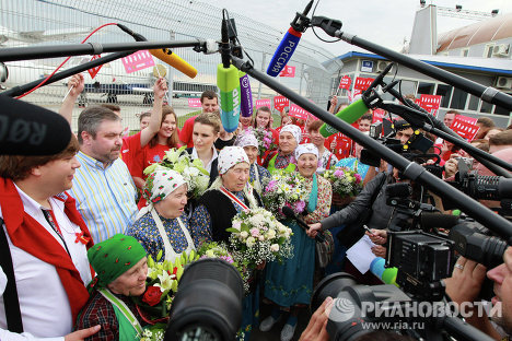 Выступая на сцене &apos;Евровидения-2012&apos;, удмуртский коллектив спел песню Party For Everybody у большой дымящейся русской печи, с крупного плана которой режиссеры решили начать трансляцию номера артисток. 