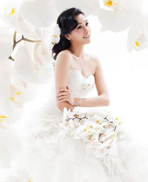 Красотка Кристи Янг в свадебных платьях