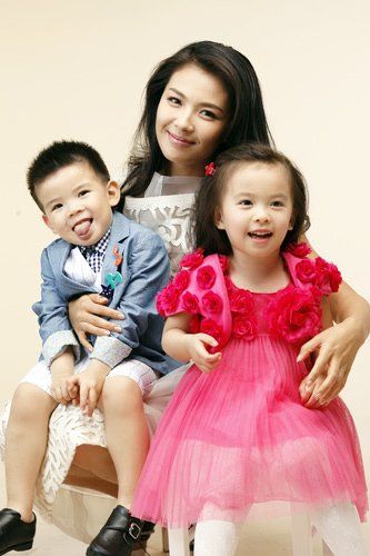 Звезда-мама Лю Тао со своими детьми 