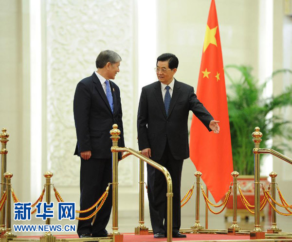 Председатель КНР Ху Цзиньтао сегодня в первой половине дня провел в Доме народных собраний переговоры с президентом Кыргызстана Алмазбеком Атамбаевым. 