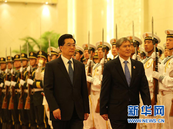 Председатель КНР Ху Цзиньтао сегодня в первой половине дня провел в Доме народных собраний переговоры с президентом Кыргызстана Алмазбеком Атамбаевым. 