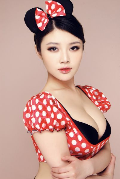 Сексуальная красотка Сюй Дундун в образе Минни Маус