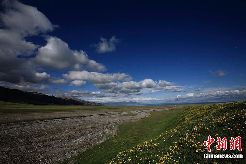 Очаровательное озеро Сайлиму в Синьцзян-Уйгурском автономном районе