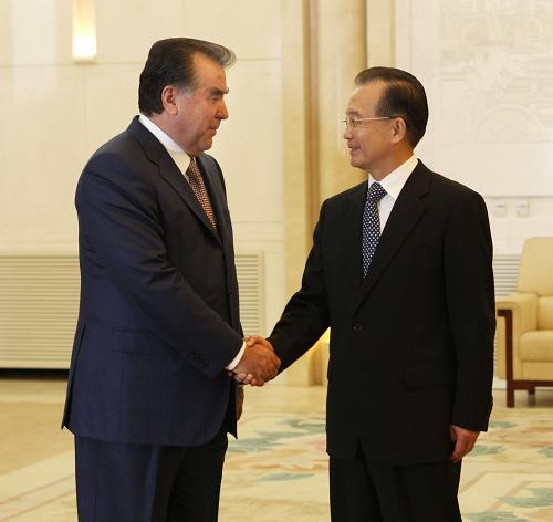 Премьер Госсовета КНР Вэнь Цзябао во второй половине дня 5 июня в Доме народных собраний в Пекине встретился с президентом Таджикистана Эмомали Рахмоном