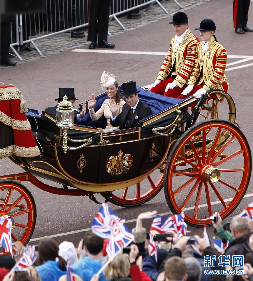  Елизавета II и ее ближайшие родственники собрались 5 июня на праздничную службу в соборе святого Павла, а затем проехали по улицам Лондона в каретной процессии в честь 60-летнего юбилея правления королевы.