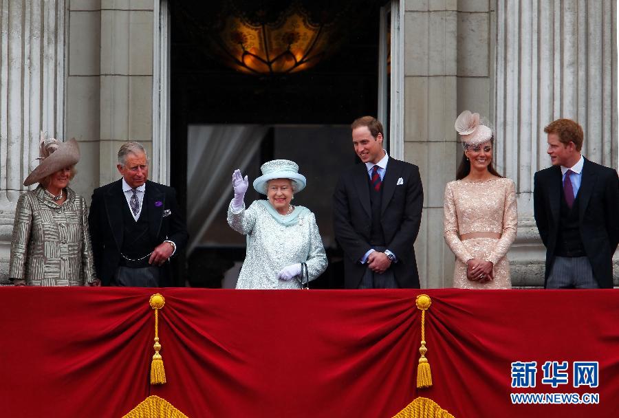  Елизавета II и ее ближайшие родственники собрались 5 июня на праздничную службу в соборе святого Павла, а затем проехали по улицам Лондона в каретной процессии в честь 60-летнего юбилея правления королевы.