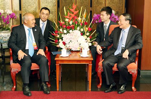 На встрече с У. Шукеевым Ван Цишань отметил стремительное развитие торгово-экономических связей между Китаем и Казахстаном, двустороннее сотрудничество охватывает такие отрасли, как энергетика, экономика, торговля, инвестиция, финансы, сельское хозяйство и другие сферы.