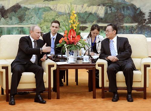 Путин, в свою очередь, отметил, что межпарламентское плодотворное сотрудничество играет важную роль в контроле за воплощением в реальность общих решений, достигнутых службами и ведомствами двух стран. 