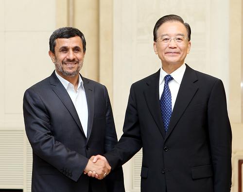 6 июня Премьер Госсовета КНР Вэнь Цзябао в Доме народных собраний в Пекине встретился с президентом Ирана Махмудом Ахмадинежадом, находящимся здесь для участия в 12-м заседании Совета глав государств-членов Шанхайской организации сотрудничества /ШОС/.