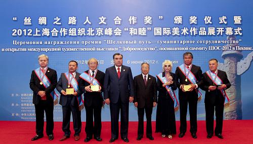 6 июня церемония награждения премии 'Шелковый путь -- гуманитарное сотрудничество' прошла в Доме народных собраний в Пекине. 