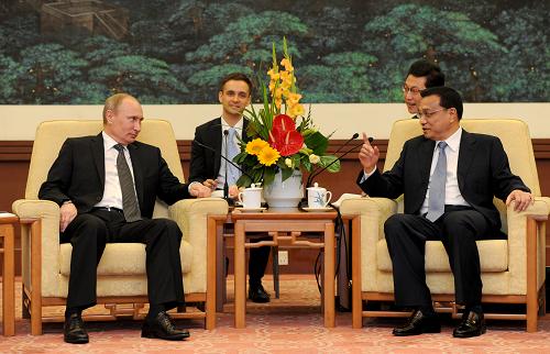 В. Путин заявил, что очень рад вновь встретиться с вице- премьером Ли Кэцяном через один с лишним месяц. 