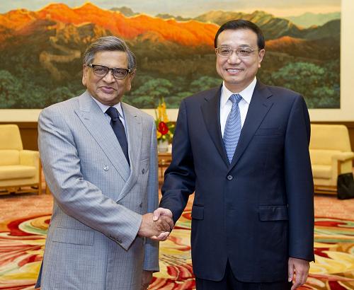 6 июня Вице-премьер Госсовета КНР Ли Кэцян в Доме народных собраний встретился с министром иностранных дел Индии Саманахалли Маллайей Кришной.