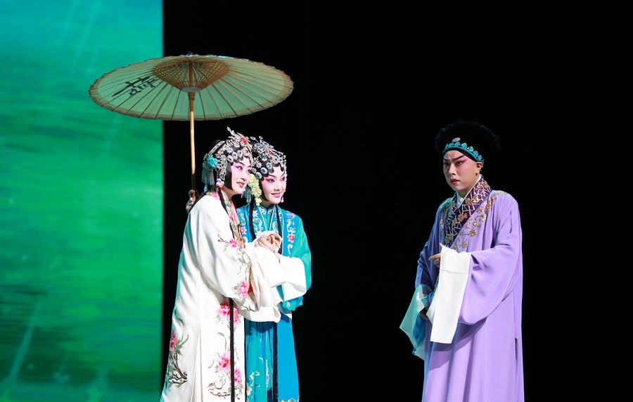 Вечером 6 июня в Большом государственном театре под названием 'Ночь добрососедства и дружбы' состоялся концерт, посвященный 12-му заседанию Совета глав государств-членов Шанхайской организации сотрудничества