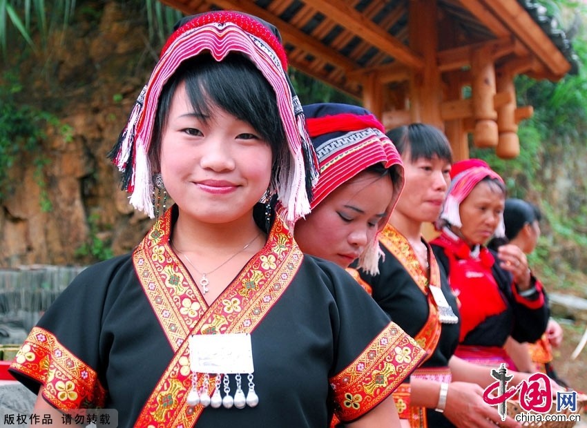 Национальность Яо в Цзиньсю: замечательные цветы среди прекрасных пейзажей2