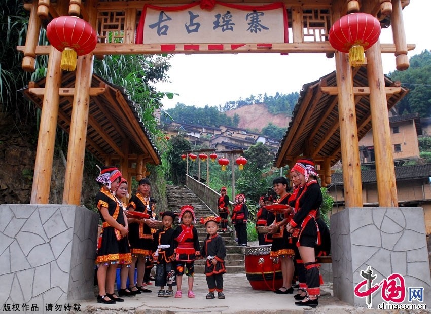 Национальность Яо в Цзиньсю: замечательные цветы среди прекрасных пейзажей3