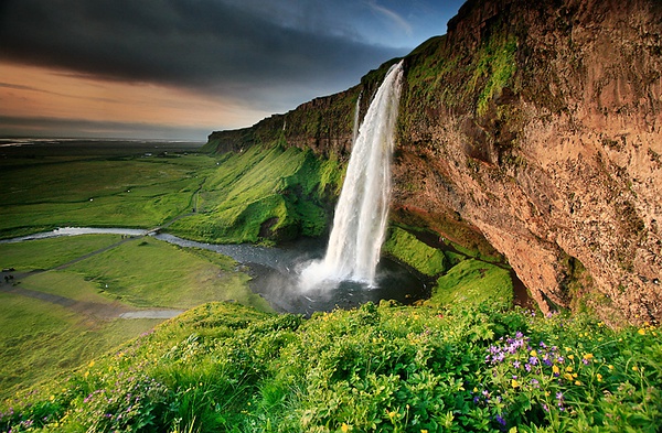 Великолепные пейзажи с водопадами в Исландии1