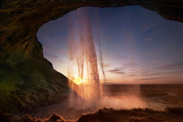 Великолепные пейзажи с водопадами в Исландии2