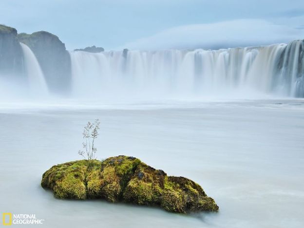 Великолепные пейзажи с водопадами в Исландии7