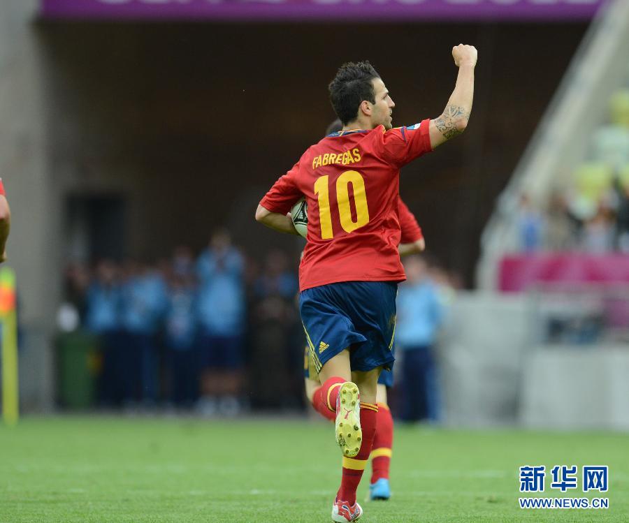 В первом матче в группе C на чемпионате Европы по футболу-2012 защищающая титул чемпиона Европы сборная Испании сыграла вничью с командой Италии со счетом 1:1.