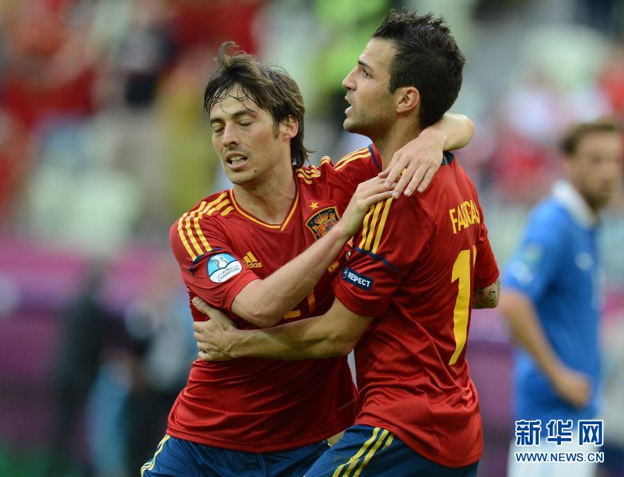 В первом матче в группе C на чемпионате Европы по футболу-2012 защищающая титул чемпиона Европы сборная Испании сыграла вничью с командой Италии со счетом 1:1.
