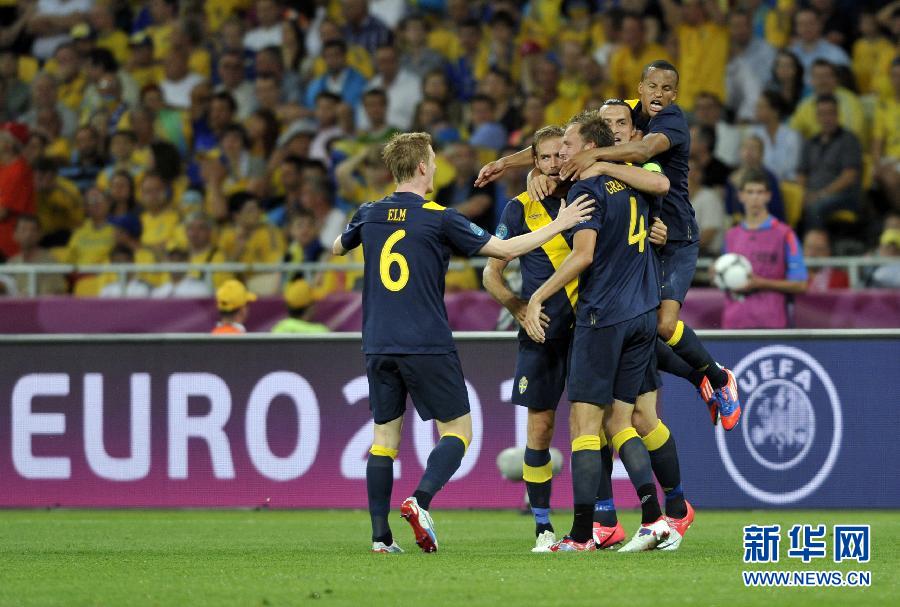 В понедельник сборная Украины провела свой стартовый матч на Евро-2012. В рамках первого тура группового этапа турнира команда Олега Блохина сыграла на НСК 'Олимпийский' со сборной Швеции. Матч завершился со счетом 2:1 в пользу украинцев.