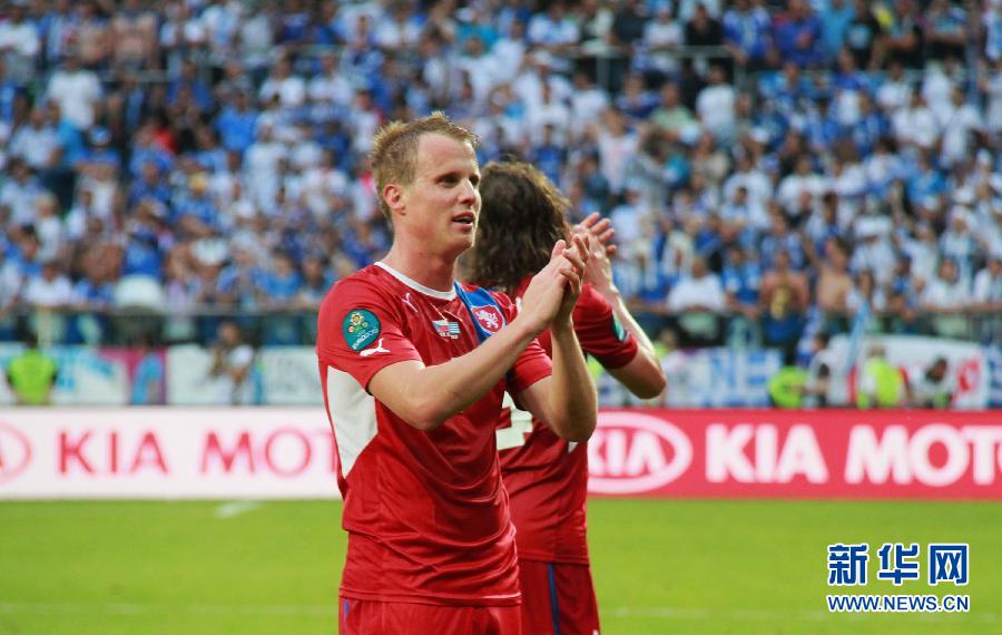 В матче второго тура группы A на чемпионате Европы по футболу-2012 сборная Греции проиграла команде Чехии со счетом 1:2. 