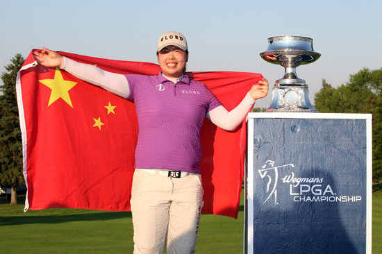 В тот день на Чемпионате LPGA (Женская профессиональная ассоциация гольфа) в городке Питтсфорд США китаянка Фэн Шаньшань с результатом в 282 удара, что на 6 ударов меньше ПАРа, завоевала золото.