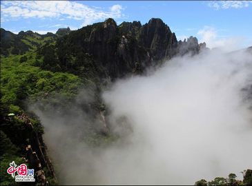 Пейзажный горы Хуаншань в июне