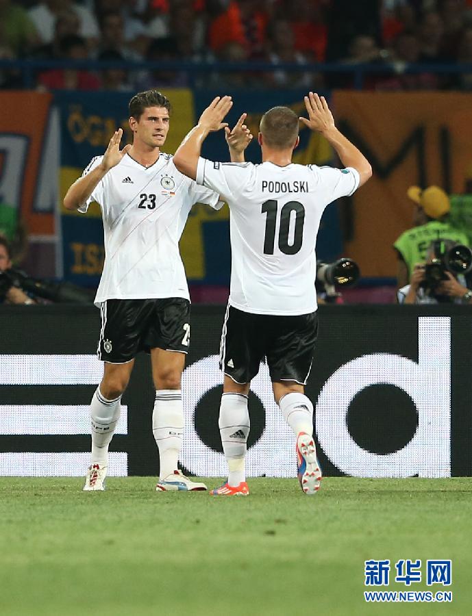 Сборная Германии выиграла со счетом 2:1 у команды Нидерландов на чемпионате Европы по футболу / группа Б/.