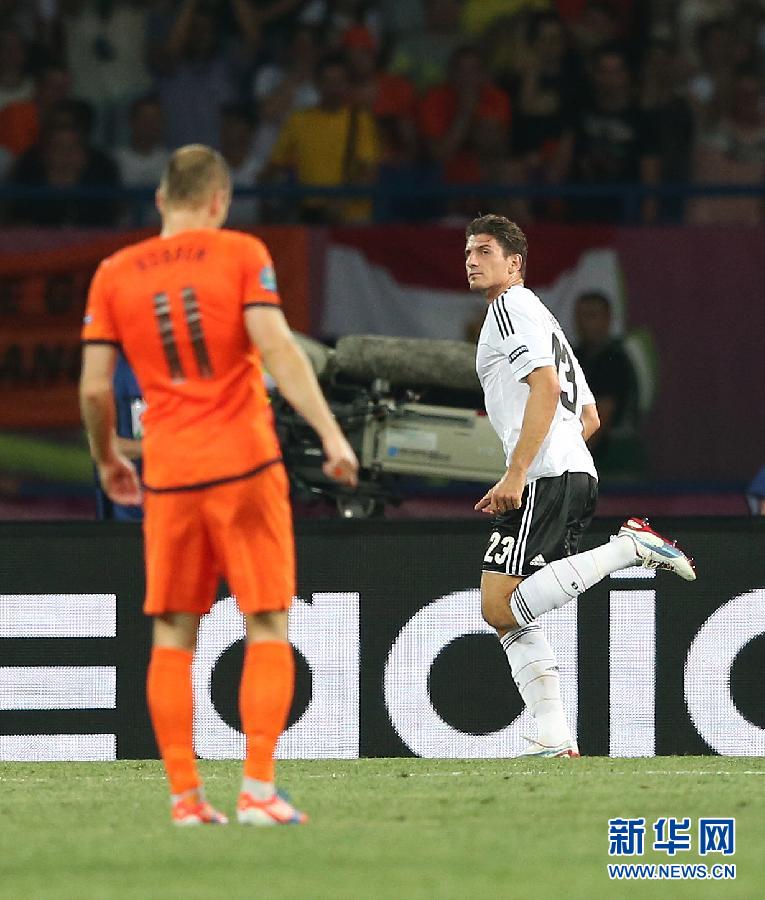 Сборная Германии выиграла со счетом 2:1 у команды Нидерландов на чемпионате Европы по футболу / группа Б/.