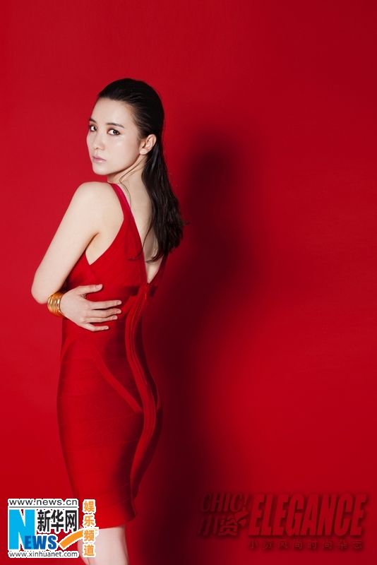 Сексуальная Сун Цзя в красном платье