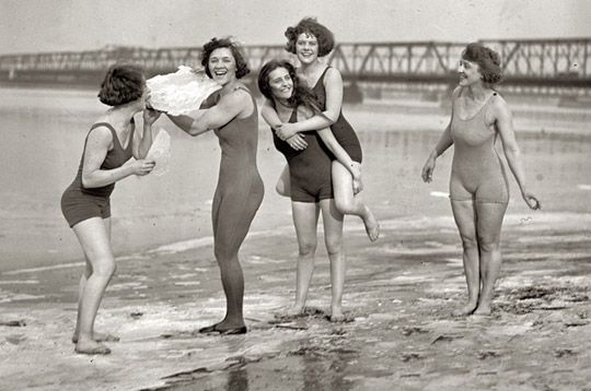 Столетняя история появления женского купальника 4